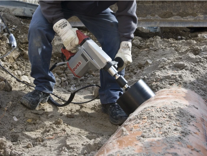DUSS Diamantbohrmaschine im Einsatz auf der Baustelle